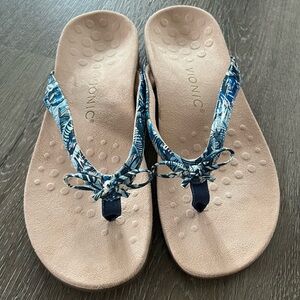 NWOT Vionic Bella Blue Floral Summer Thong Flip Flop Sandals Women’s Size 8.5